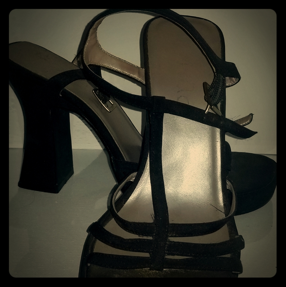 Used Mudd women's strappy black chunk heel size 8